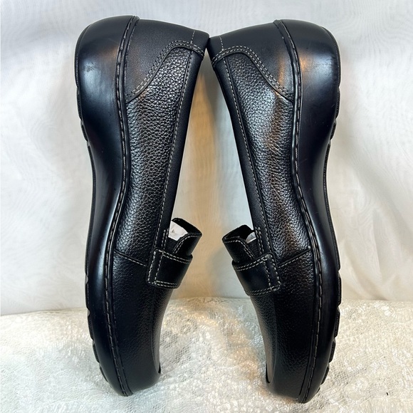New Clarks Women’s Slip On Clogs Style Leather Shoes / Size 8 1/2